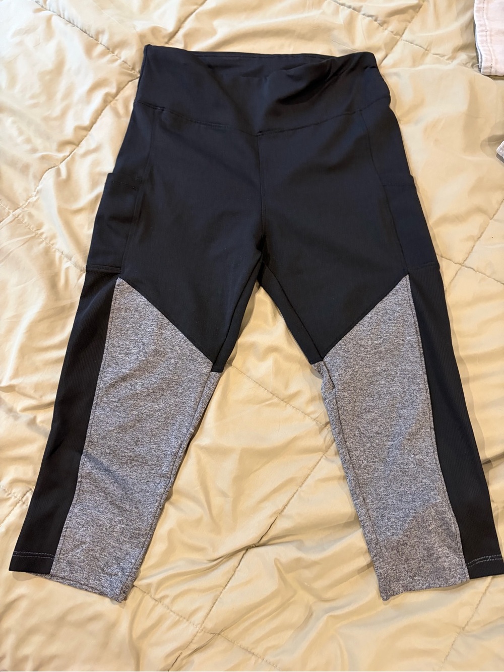 Women’s cropped Black and Gray Colorblock Active Leggings
